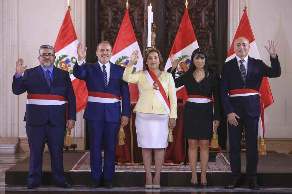 Mundo-9-ok-1024x682 Cambia la Presidenta de Perú al Canciller y a Otros Tres Ministros