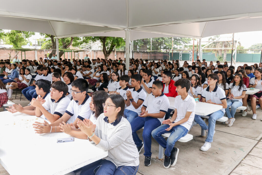 Renuevan-espacios-de-convivencia-en-bachilleratos-15-y-30-de-la-UdeC_a-1024x683 Renuevan espacios de convivencia en bachilleratos 15 y 30 de la UdeC